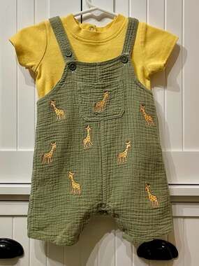 Baby Starters 9M 2pc Green Muslin Giraffe Embroidered Overalls and Yellow Tee Se